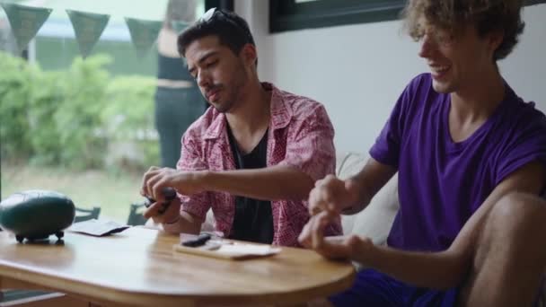 Deux Jeunes Hommes Parlent Roulent Joint Dans Magasin Mauvaises Herbes — Video