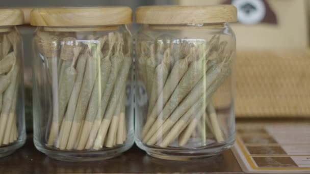 Nahaufnahme Von Joints Kristallgläsern Einer Cannabis Apotheke Neues Geschäftskonzept — Stockvideo