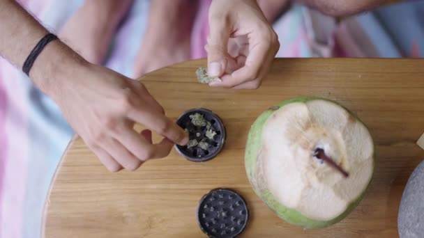无法辨认的人手拿着椰子在桌上研磨杂草 新的商业概念 — 图库视频影像