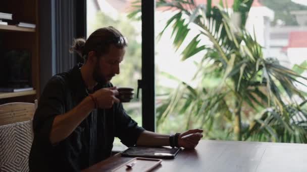 Západní Podnikatel Usrkne Kávu Dotkne Perem Svého Tabletu Online Pracovník — Stock video