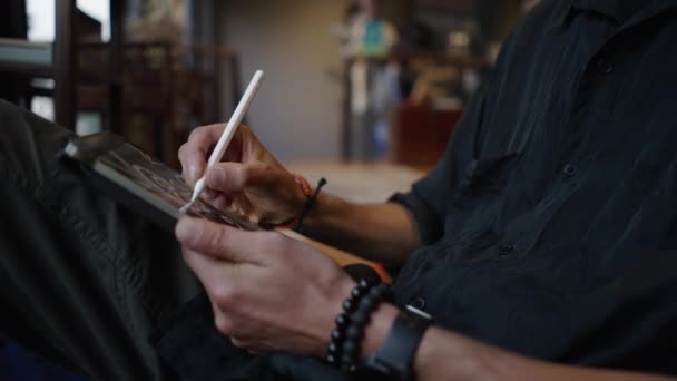 Kaukasische Jungenhände Zeichnen Etwas Auf Tablet Online Arbeiter — Stockvideo
