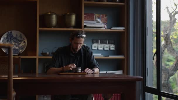 Kaukasischer Digitaler Nomade Trinkt Kaffee Während Mit Seinem Tablet Arbeitet — Stockvideo