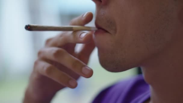Macro Shot Van Onherkenbare Man Handen Mond Roken Een Joint — Stockvideo