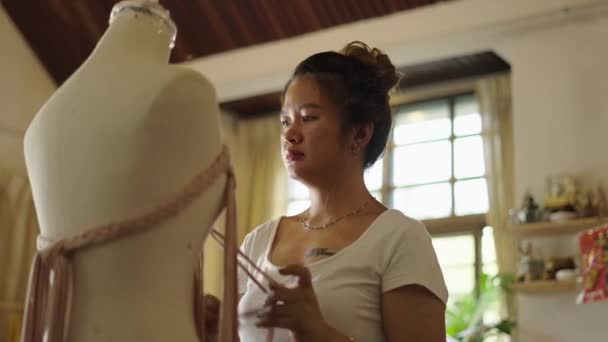Asiatische Näherin Knüpft Knoten Einem Kleid Handcracft Job — Stockvideo