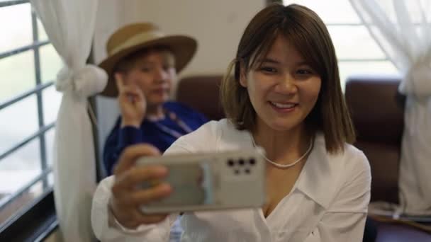 Azjatka Robi Sobie Selfie Przyjacielem Rękodzieło — Wideo stockowe
