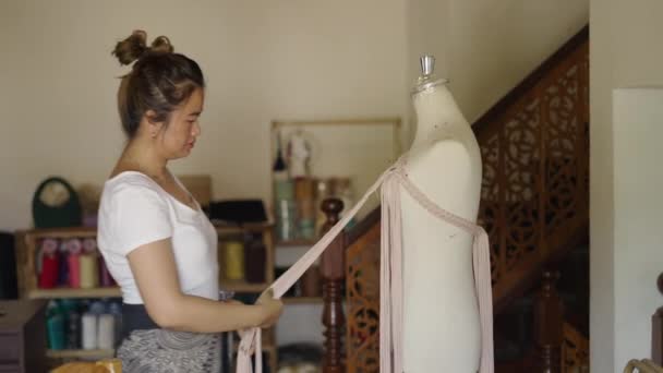 Vestido Maniquí Que Está Siendo Ajustado Por Una Mujer Adulta — Vídeo de stock