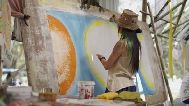 Asijská Žena Zelenými Prameny Klobouk Malování Mytí Štětce Hippie Umělec — Stock video