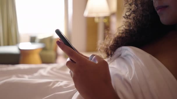 신체적으로 긍정적 여성들 침대에서 통화를 — 비디오