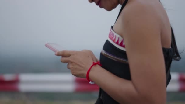 Unerkennbare Frau Schaut Auf Ihr Handy Straßenrand Spaziergängerin — Stockvideo