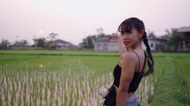Kız Gülüyor Pirinç Tarlalarındaki Bazı Evleri Işaret Ediyor Kırsal Hayat — Stok video