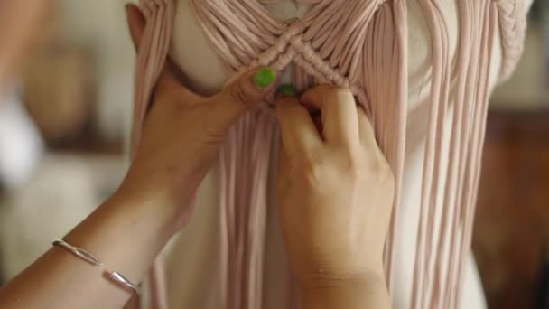 Vestido Rosa Recibiendo Nudos Una Mujer Manos Handcracft Trabajo — Vídeos de Stock