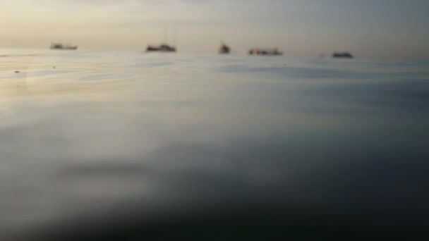Bottom Lodě Vidět Mořské Vody Při Západu Slunce Thajsku Pár — Stock video