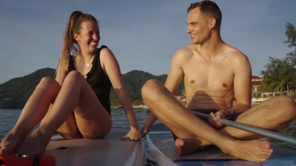 Verliefde Paren Kijken Elkaar Aan Terwijl Hun Planken Zee Zitten — Stockvideo