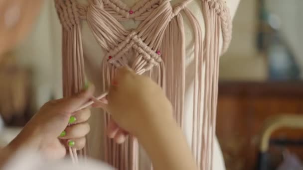 Kobiece Ręce Wiążą Węzły Różowej Sukience Rękodzieło — Wideo stockowe