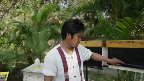 Взрослый Тайский Мужчина Улыбается Показывая Пчел Коробках Экологическая Концепция — стоковое видео