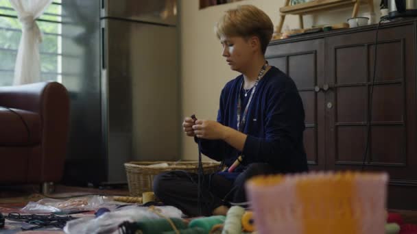 タイのドレスメーカーが一緒に青い糸を織る ハンドクラフトの仕事 — ストック動画
