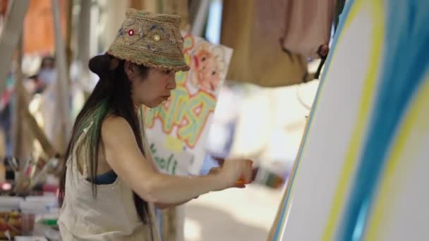 Asiática Mujer Adulta Pinta Algo Sobre Lienzo Tailandia Hippie Artista — Vídeo de stock