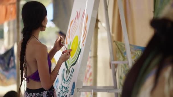 Kolorowy Rysunek Maluje Piękna Tajska Kobieta Hipisowska Artystka — Wideo stockowe