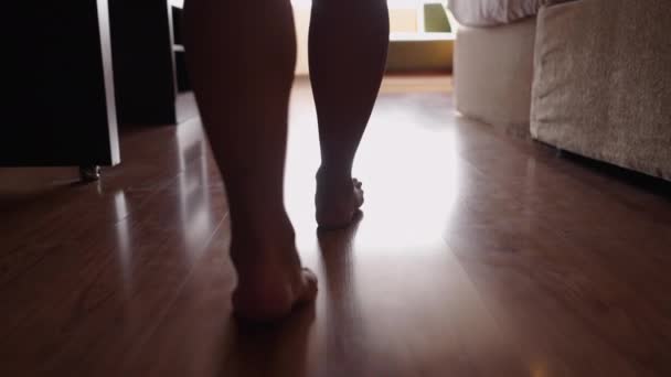 Los Pies Mujer Descalza Caminan Hacia Ventana Luz Cuerpo Positivo — Vídeos de Stock