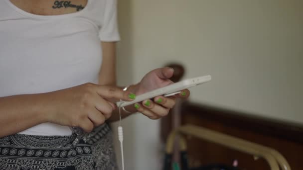 Vrouw Handen Houden Smartphone Een Kamer Handcracft Baan — Stockvideo