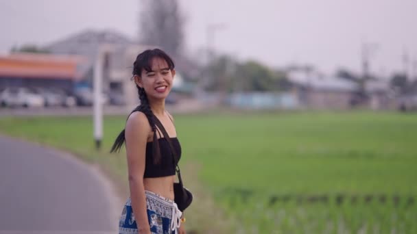 Thais Meisje Nodigt Camera Uit Door Een Rijstveld Lopen Landelijk — Stockvideo