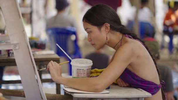 Lugar Lotado Uma Mulher Asiática Pinta Sobre Tela Artista Hippie — Vídeo de Stock