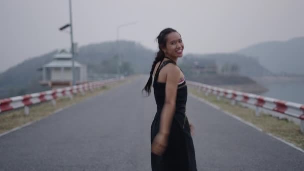 Jalan Seorang Wanita Asia Melompat Naik Turun Dan Tersenyum Wanderer — Stok Video