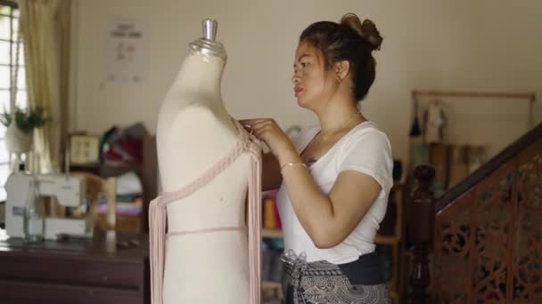 Thai Γυναίκα Προσαρμόζει Ένα Φόρεμα Ένα Μανεκέν Στο Στούντιό Της — Αρχείο Βίντεο