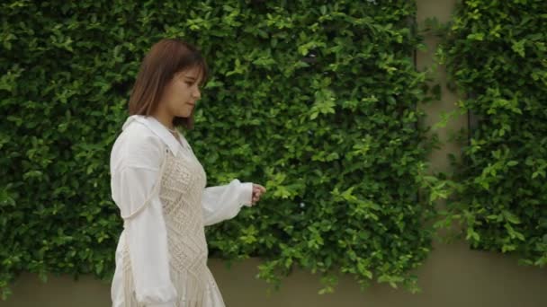 Mooi Aziatisch Meisje Wandelingen Een Handgemaakte Jurk Handcracft Baan — Stockvideo