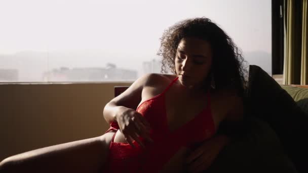 Frau Südamerikanischer Herkunft Berührt Auf Dem Sofa Liegenden Körper Body — Stockvideo