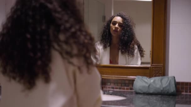Menina Latina Frente Espelho Tira Uma Camisa Fica Lingerie Body — Vídeo de Stock