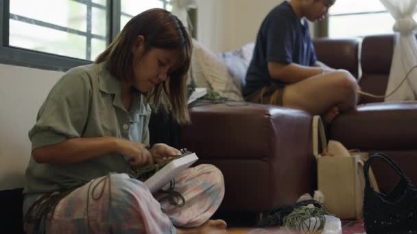 在泰国做衣服的亚洲女裁缝 干杂活 — 图库视频影像