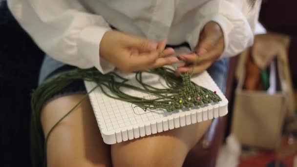 タイの女性手大胆な毛糸 ハンドクラフトの仕事 — ストック動画