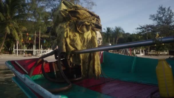 Μια Βάρκα Μια Παραλία Έναν Άνδρα Σκύβει Για Καθαρίσει Στην — Αρχείο Βίντεο