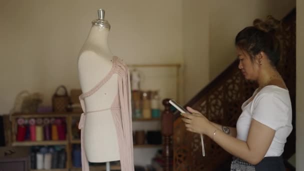 Dressmaker Presenta Vestido Toma Una Foto Handcracft Trabajo — Vídeos de Stock