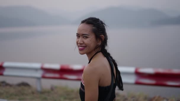 Seorang Wanita Tersenyum Dan Melihat Arah Pegunungan Pengembara — Stok Video
