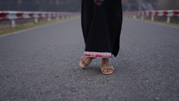 Γυναικεία Πόδια Πόδια Κατά Μήκος Ενός Ορεινού Δρόμου Στην Ασία — Αρχείο Βίντεο