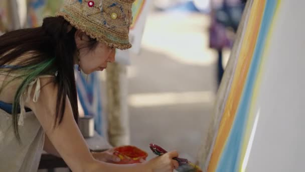 Yetişkin Bir Kadın Boya Fırçasıyla Tuvale Resim Çiziyor Hippi Bir — Stok video