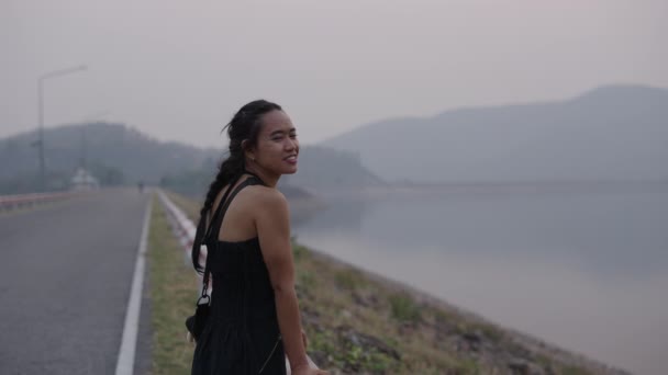 Gadis Asia Yang Melihat Danau Antara Pegunungan Pengembara — Stok Video
