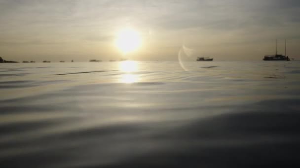 Вид Закат Поверхности Морской Воды Лодками Заднем Плане Концепция Пары — стоковое видео