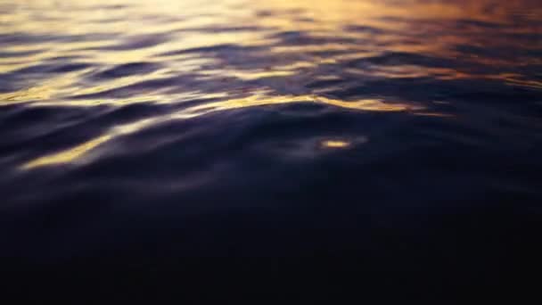 前景のタイのビーチに太陽が沈むように動く海の波 オパカロフィリア — ストック動画