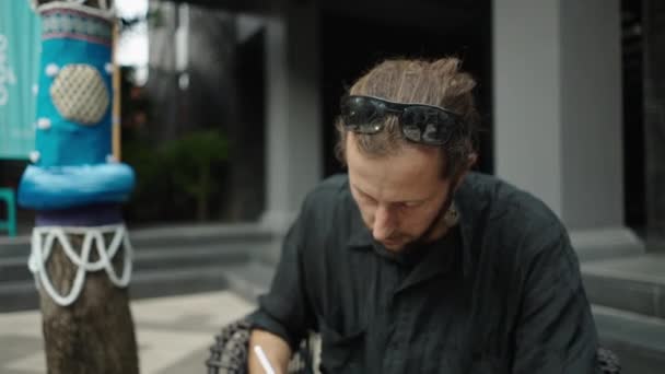 Человек Черной Рубашке Рисует Планшете Дворе Онлайн Работник — стоковое видео