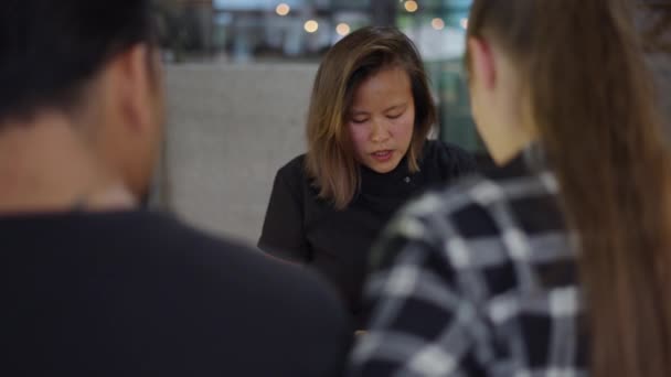 Perempuan Ritel Thai Berbicara Dengan Beberapa Klien Yang Tidak Dikenal — Stok Video