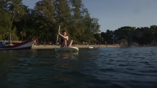Tayland Bir Plajda Yüzen Beyaz Bir Kız — Stok video