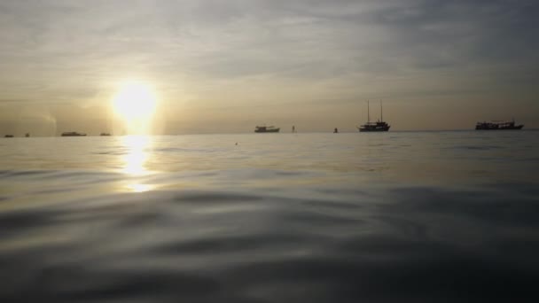 Vista Panorámica Los Barcos Atardecer Una Playa Tailandia Concepto Viaje — Vídeo de stock