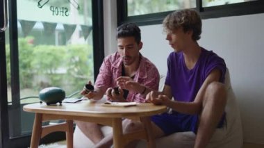 Yasal bir ot dükkanında sigara yapmak için kenevir çiçeklerini öğüten iki müşteri - yeni iş konsepti
