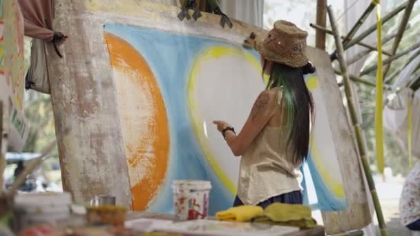 亚洲女人 头戴绿带 头戴帽子画 洗刷画笔 嬉皮士 — 图库视频影像