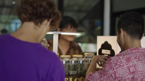 タイの司法省でマリファナの匂いを嗅ぐ2人の顧客が購入する前に 新しいビジネスコンセプト — ストック動画