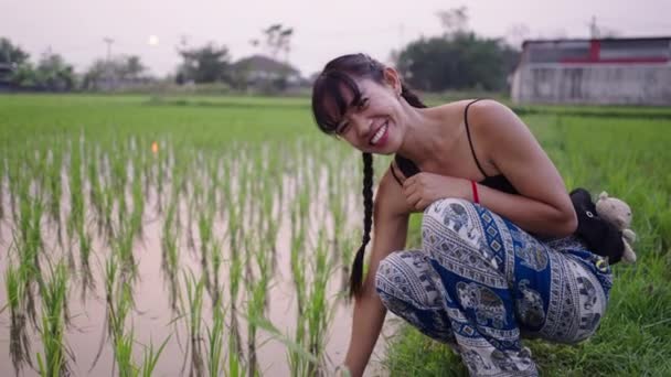 Junge Frau Spielt Mit Dem Wasser Auf Einem Feld Und — Stockvideo