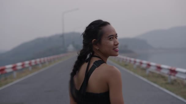 Aziatisch Meisje Draait Glimlacht Berg Weg Wanderer — Stockvideo